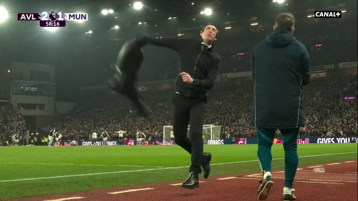 Le jeté de veste d'Unai Emery après le 2ème but d’Aston Villa face à Manchester United 😂😂😂😂