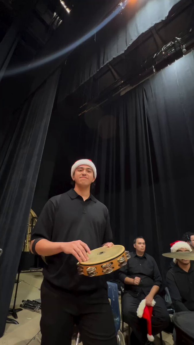 Müzisyen Matthew Garcia’nın, Çaykovski'nin masal balesi Fındıkkıran Süiti eserindeki tef performansı.