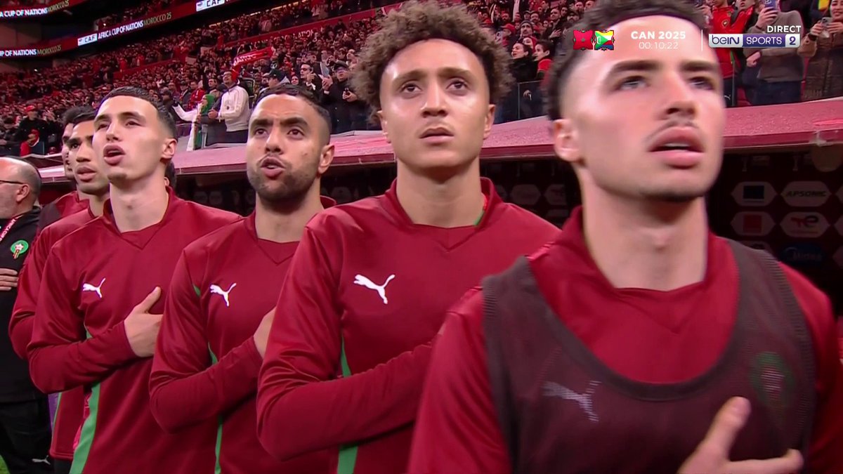🇲🇦⚽️ EN IMAGES | L’hymne du Maroc repris en chœur par le peuple marocain, à 10 minutes du coup d’envoi de la CAN.
