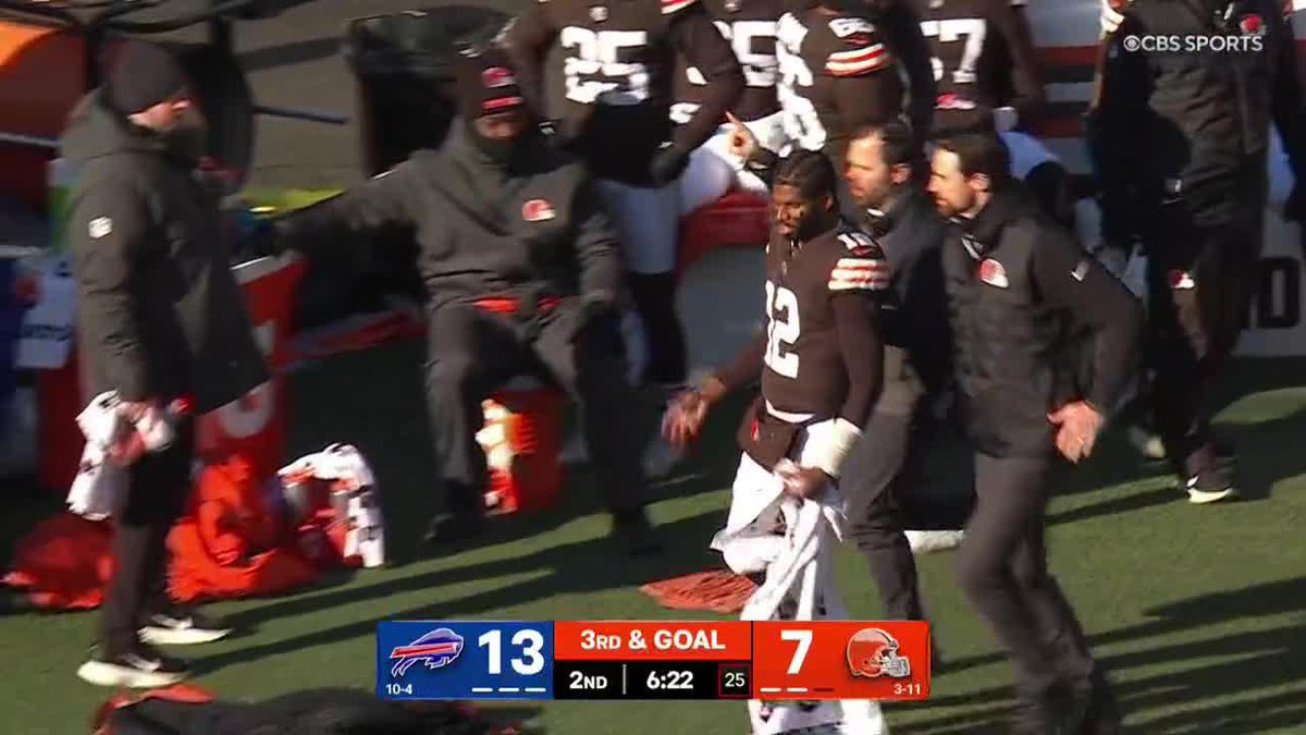 Shedeur exited the game after suffering an apparent pinky injury (via NFL on CBS 🏈)