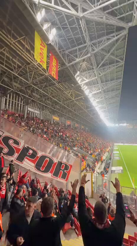 Avrupa'da bizi desteklemeye geldiniz Delikanlılık yaptılar dedik Anadolu dedik saygı duyduk. İki camia İstanbul'a direniyor Anadolu'yu Avrupa'da temsil etmek için uğraşıyor dedik. Maç öncesi hiçbir kışkırtma yapmadık hatta "Anadolu" diye karşılıklı tezahürat yaptık, sahada hak eden kazansın dedik. Maç öncesi ortamı gerecek hiçbir harekette bulunmadık maçımızı seyredip takımımıza destek olduk. Son dakikalarda "Koyduk mu"çekip "Trabzon" diye defalarca bağırıp tahrik etmenin manası nedir ? Samsunspor taraftarı kendisine yapılan iyiliğide unutmaz yanlışıda. Göztepe Spor Kulübü