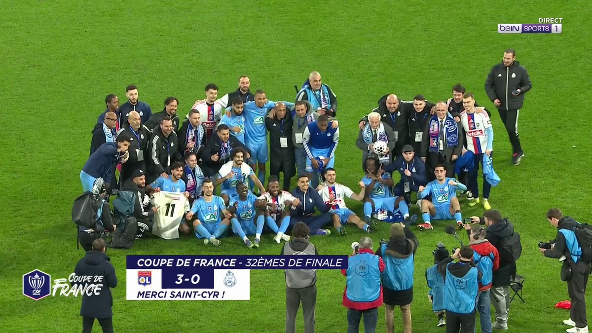 🏆 #CoupeDeFrance 📸 Les joueurs et le staff de Saint-Cyr prennent la pose sur la pelouse du Groupama Stadium pour marquer l'évènement malgré la défaite ! #OLSCC