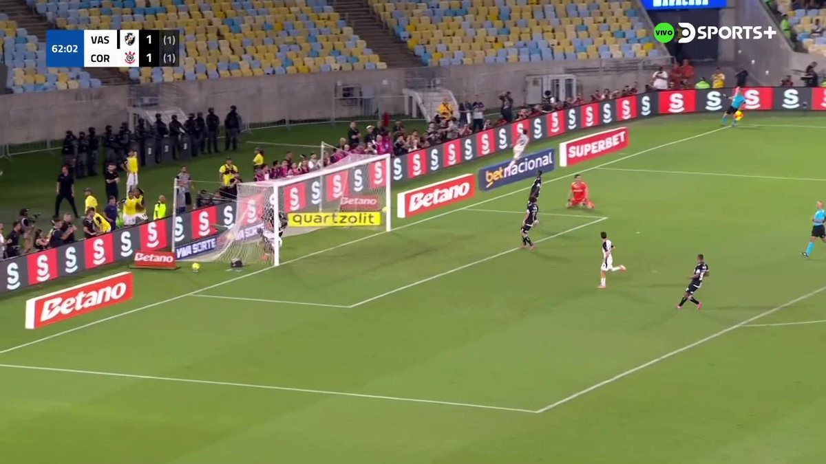 GOLAZO DE CORINTHIANS Contra letal y apareció Memphis Depay para poner el 2-1 ante Vasco da Gama.