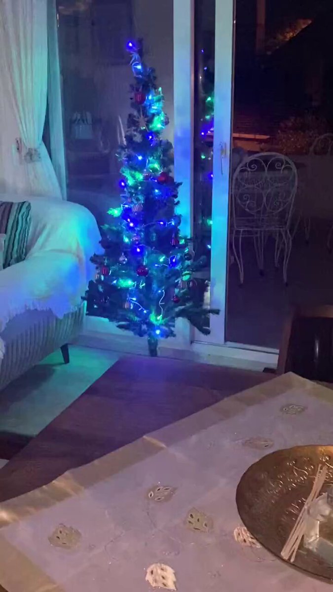Kutlama da var Rakı da içicez Çamı da süslüycez Cıngıl da bels Meri de krismis Hepi de nüvyiir Kusura da bak Catla da patla ..! 😀😉