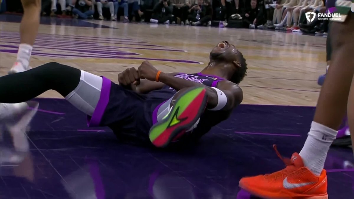 Anthony Edwards TOUGH finish after putting the moves on Kuz 😳