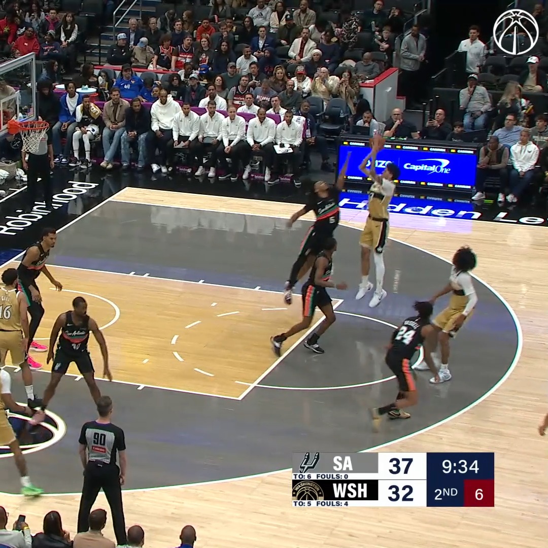 This is a toughhhhh shot from Will Riley, who looks very natural handling the ball despite his size You can see how he needs to add more muscle to his frame, as he was affected by Steph’s strength But you love to see him counter & still hit the fadeaway