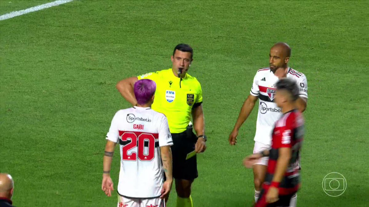 Todos sabemos que o Dorival ficou infinitamente mais feliz ganhando com o São Paulo do que com o Corinthians, discordar disso é ser burro