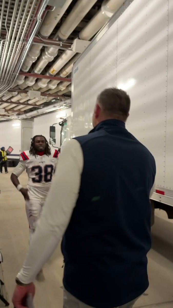 AWESOME: #Patriots head coach Mike Vrabel is waiting outside the team locker room give every one of his players a handshake and firing them up. After every win or loss, Vrabel waits outside the locker room and thanks all of his players for their effort.