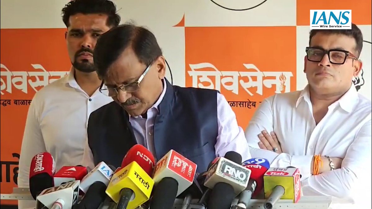 पहले कहते थे कि EVM के बजाय बैलेट पेपर से चुनाव करवाके दिखाओ तब मानेंगे। अब म्युनिसिपल चुनाव में बैलेट पेपर से भी जनता ने ज़मीन सूँघा दी है तो कहते है कि पैसे का प्रयोग हुआ है 😃 इनकी स्थिति दयनीय है- ये सब करेंगे, बस जनता तक नहीं जा पाएंगे।
