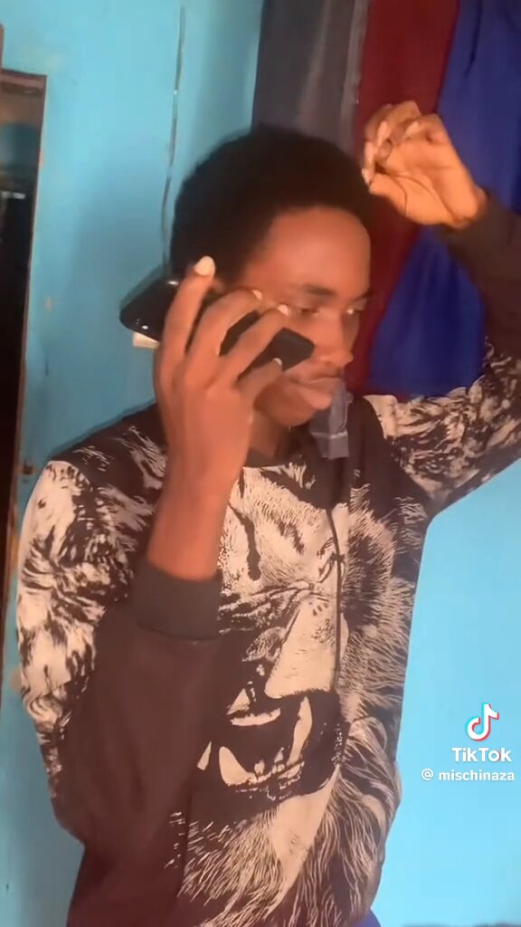 A scammeř called him and this happened 😂