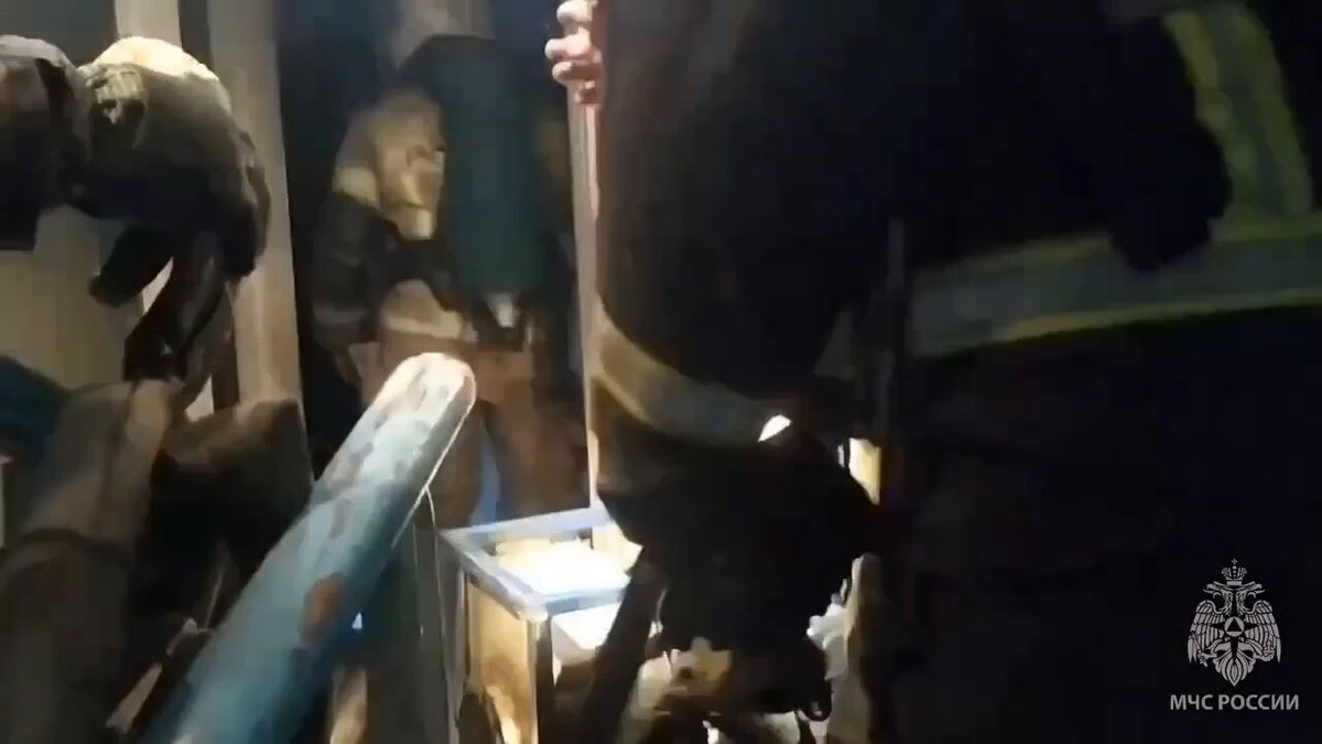 🇷🇺 BIG BRAIN TIME: Guy set off a huge 100 load firework in his apartment… and surprise surprise … his apartment burned down. -> Emergency services resuscitated his cat and brought it back to life! NICE work. Kids don’t he stupid, at least not that stupid. 1/