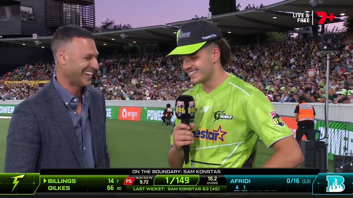"We'll leave it in English before we both say something we're not quite sure about." 😂 Theo Doropoulos caught up with Sam Konstas following his 63-run innings 🇬🇷 #BBL15