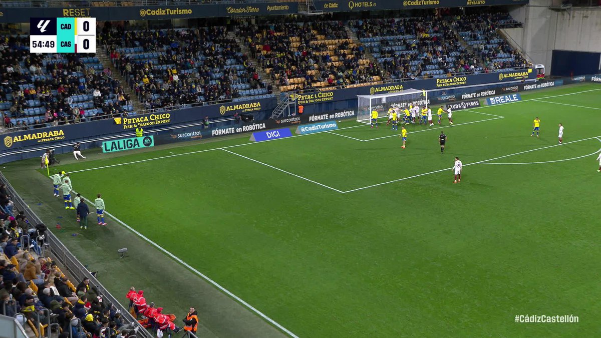 Pablo Hernández estalla por esta jugada 🗣️ "Espero que Rubén Ávalos no vuelva a dirigir al CD Castellón desde el VAR" 🗣️ Ripollés (segundo entrenador): "No lo entiendo. Primero le da en la cabeza y la mano la tiene pegada en el pecho, y no mete el gol"