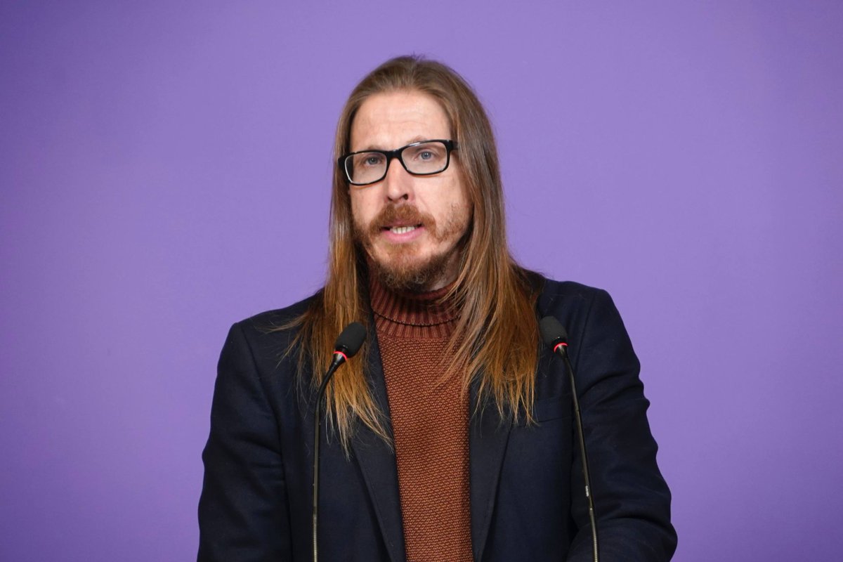 Los resultados de las elecciones en Extremadura son muy preocupantes, son el claro ejemplo de lo que Podemos lleva diciendo mucho tiempo: la inacción del Gobierno en el avance en políticas sociales es una fábrica de ultraderechistas. Esto se para por la izquierda. 🎥Pablo Fernández