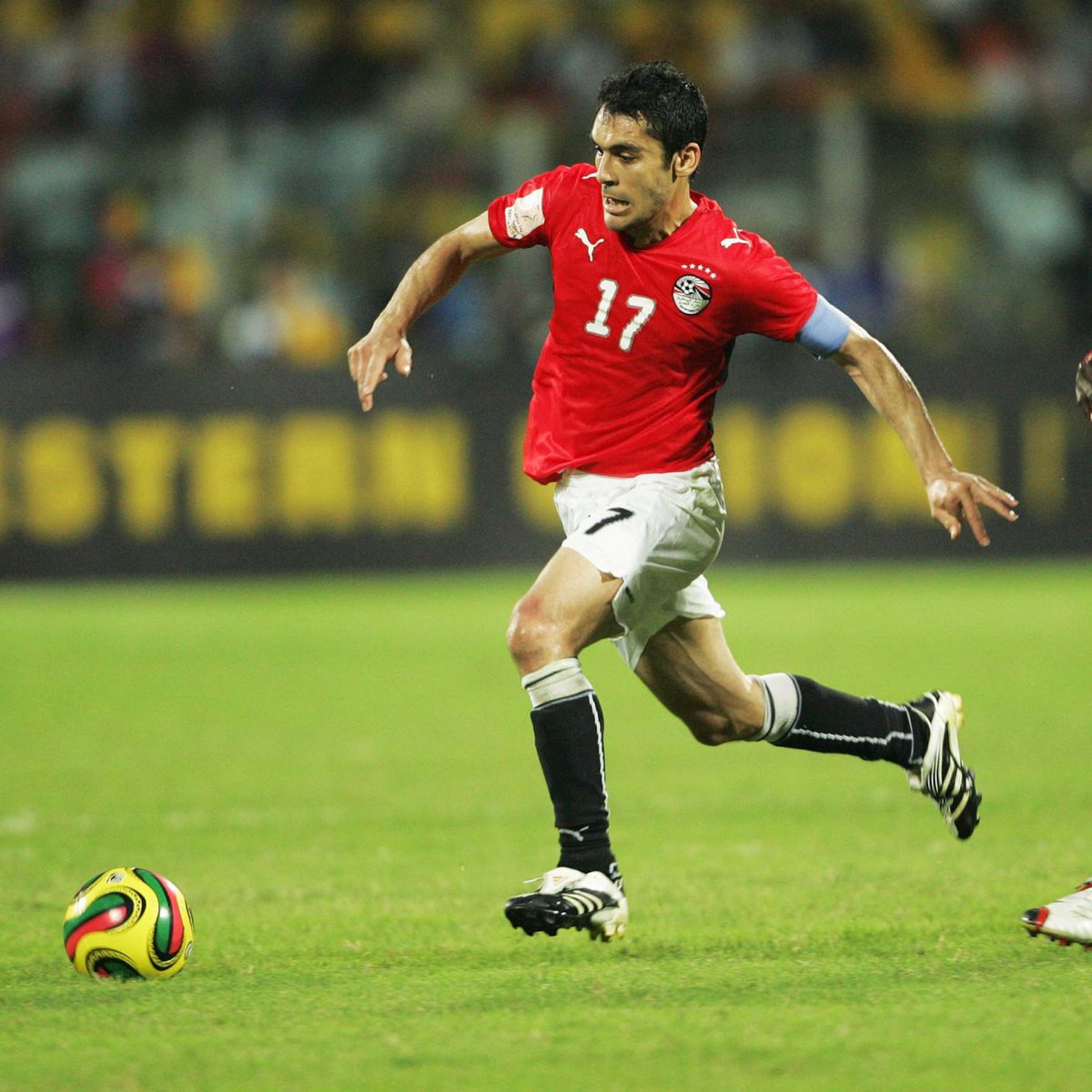 لما يجي في بالي سؤال من هو أسطورة منتخب مصر ؟احتار من أختار بسبب الكم الهائل من الأساطير الي ربحوا الثلاثية التاريخية لكن في قرارة نفسي أحبُ الصقر أحمد حسن وفي تلك الأوقات كان هو نجمي المفضل في جيل مصر التاريخي .. كان قائد حقيقي وأسطورة مصرية حقيقية