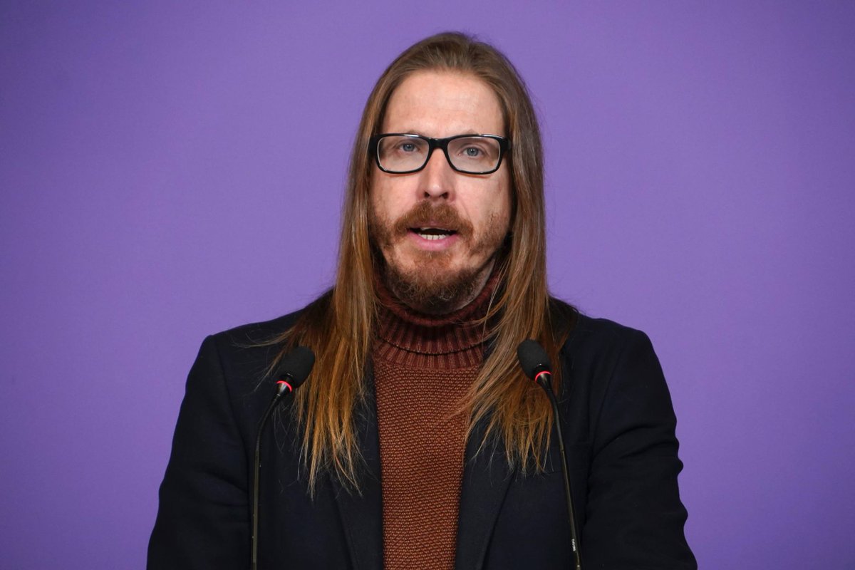 Mucha gente en nuestro país, especialmente la gente trabajadora y la más vulnerable, siente que este Gobierno, que se dice progresista, les ha abandonado prescindiendo de las políticas sociales y destinando todo el dinero a un rearme mandatado por Trump. 🎥 Pablo Fernández