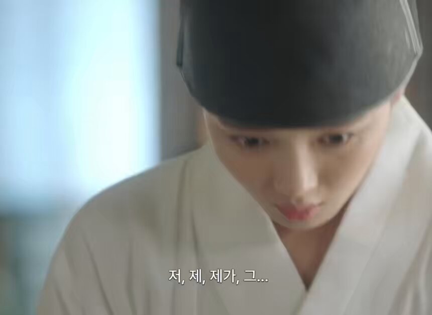 내관시험 신체검사때 갑자기 중전마마 쓰러져서 충격으로 도장 종이에 쿵하고 떨어지더니 그게 절반은 넘어서 통과ㅇㅈㄹ