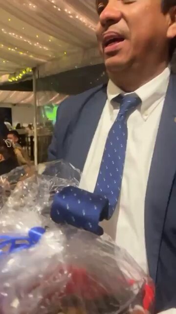 ¡Saludos Mundo! Es así como algunos de los “profesionales del derecho” venden su voto, por una canasta navideña, venden al país y apoyan a corruptos, quienes tienen señalamientos fuertes de apoyar la impunidad… ¿Abogados o sicarios de corruptos?..