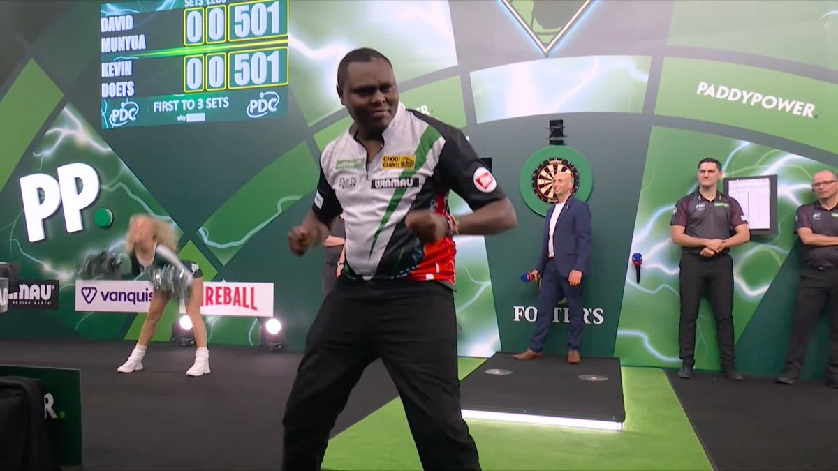 🚨 MUNYUA IS BACK 🚨 David Munyua is cool as a cucumber as he walks on at Alexandra Palace for the second time... Will we see the Kenyan produce another upset?! 📺 #WCDarts | R2