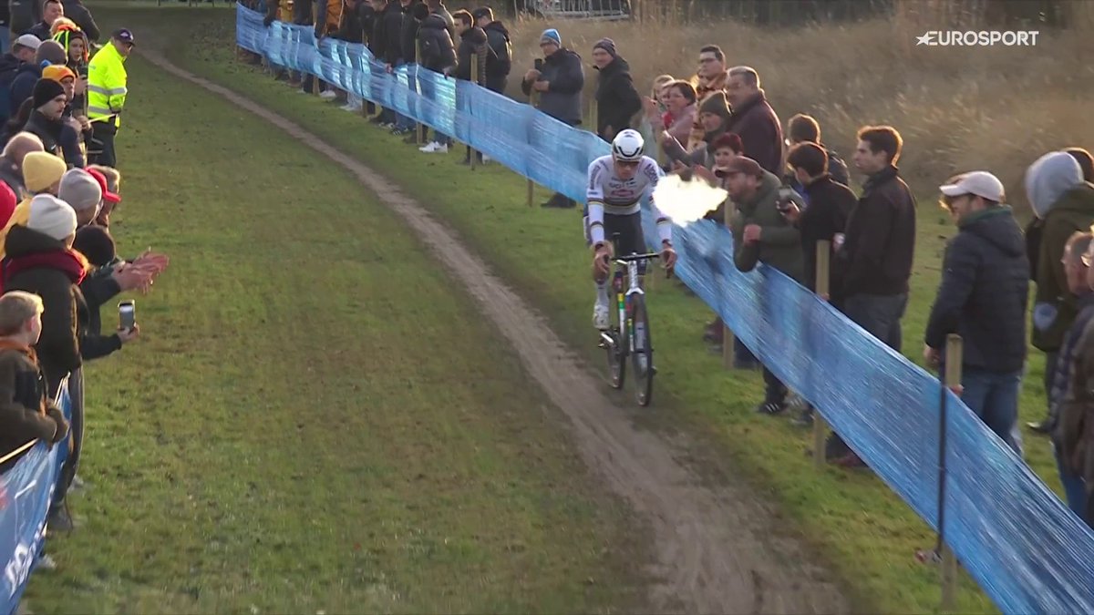 ❌ Lamentable actitud de un aficionado con Van der Poel. #X2OTrofee
