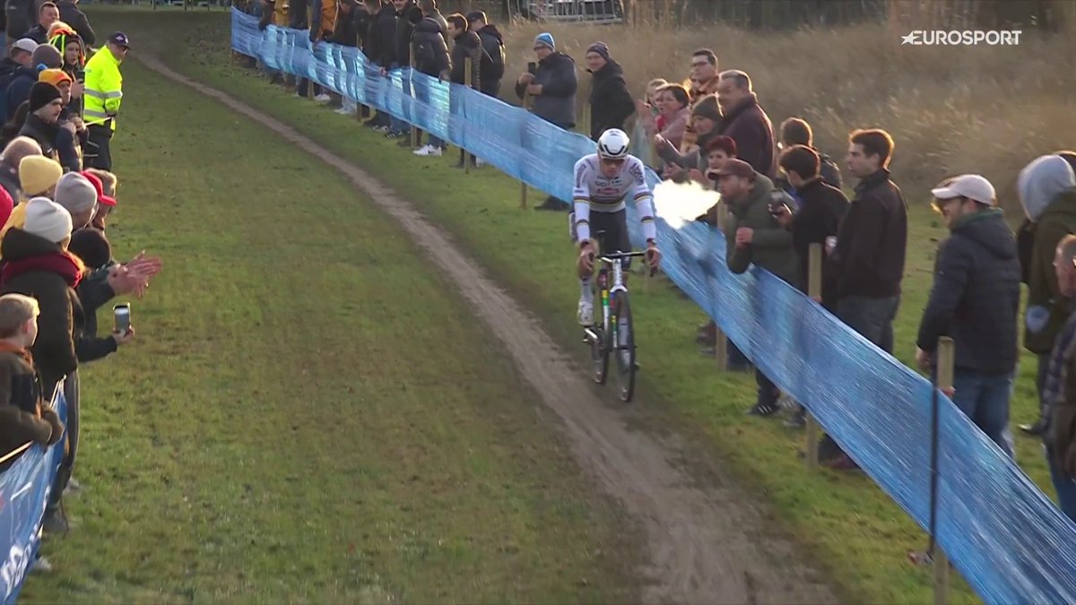 🚵🇧🇪 | Het was zo'n prachtige cross na 17 jaar weer in Hofstade, maar dan is daar toch een smet. Een toeschouwer blaast zijn sigarettenrook in het gezicht van koploper Mathieu van der Poel. 🚬😡 📺 Stream cross op HBO Max!