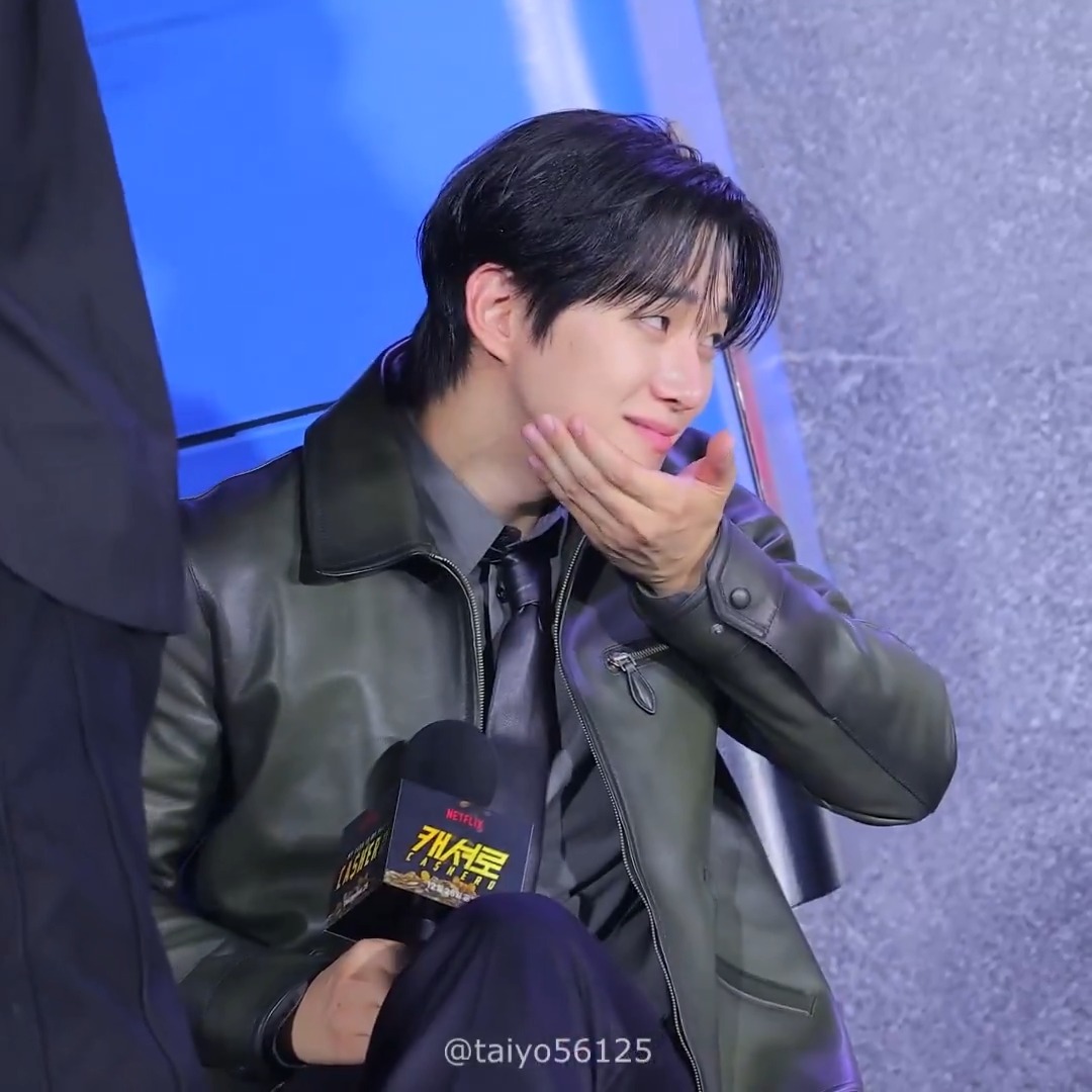 251222 #캐셔로 팬이벤트 🐧와! 이거 어디에서 유행하는 건데요? 🎙️제가 좀 찾아봤어요 오늘 우리 배우님들 시켜볼려구ㅎㅎ 🐧오마이갓 MC분 시범에 놀라면서도 다들 아궁빵이 뭐야? 하니까 이거! 하면서 아궁빵 보여주는ㅋㅋ #준호 #JUNHO #이준호 #LEEJUNHO