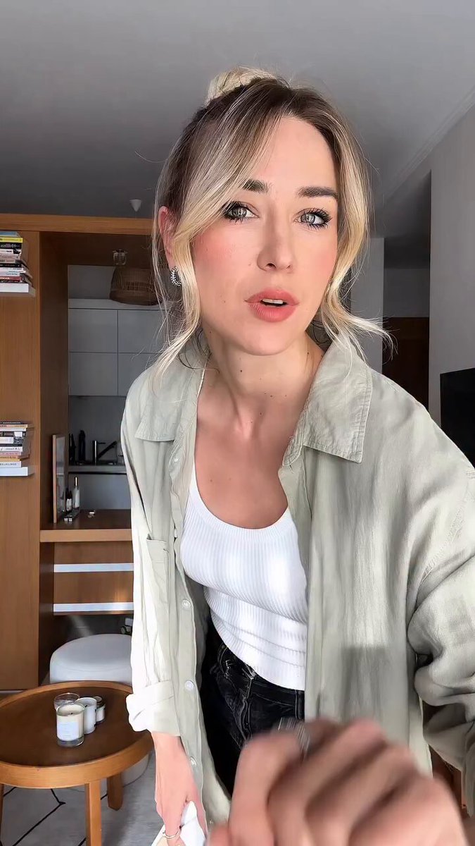 İçerik üreticisi Gözde Tezer: “Bir kadın ‘Erkeğini elde tutmak istiyorsan ondan 10 dakika önce kalkarak ponponlu topuklu terliğini, saten geceliğini giyinip süsleneceksin.’ diyordu. Haftada birkaç gün koca da bizden önce uyanıp yırtık donlarını çıkarıp saçlarını yapıyorsa biz de o saten gecelikten 10 tane alırız. Hak edene hiç de gocunmayız.”