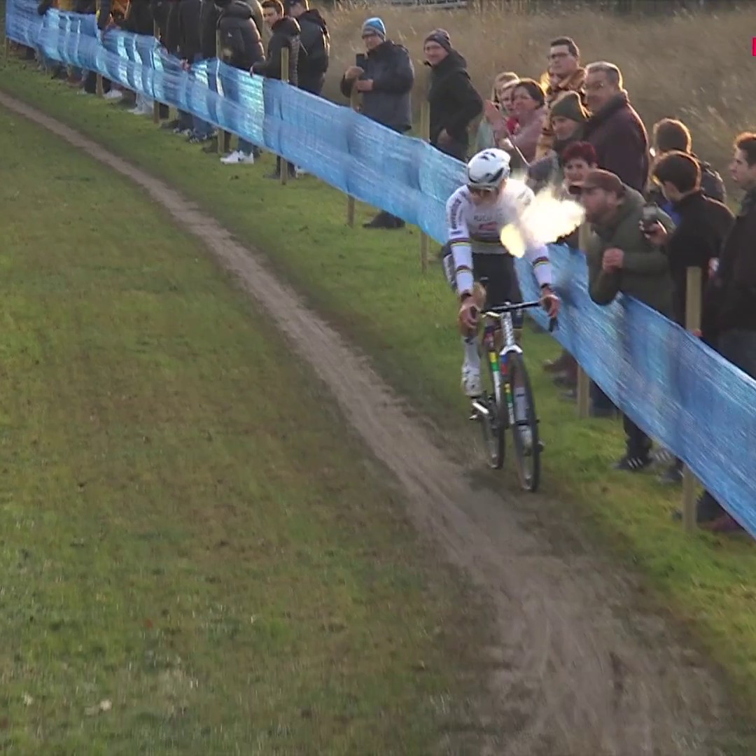 Les images qu'on aime pas voir : quand un spectateur recrache sa fumée au visage de Mathieu van der Poel à Hofstade...
