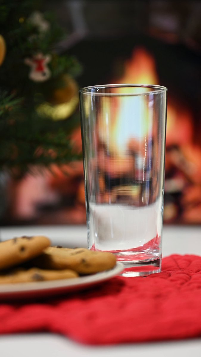 Christmas just got a WHOLE lot better for Santa 🥛 The Whole Milk for Healthy Kids Act will allow schools participating in USDA Food and Nutrition Service' National School Lunch Program to offers more milk choices to students including whole, reduced-fat, low-fat, and fat-free flavored and unflavored milk. A healthy win for both students and farmers nationwide 💪