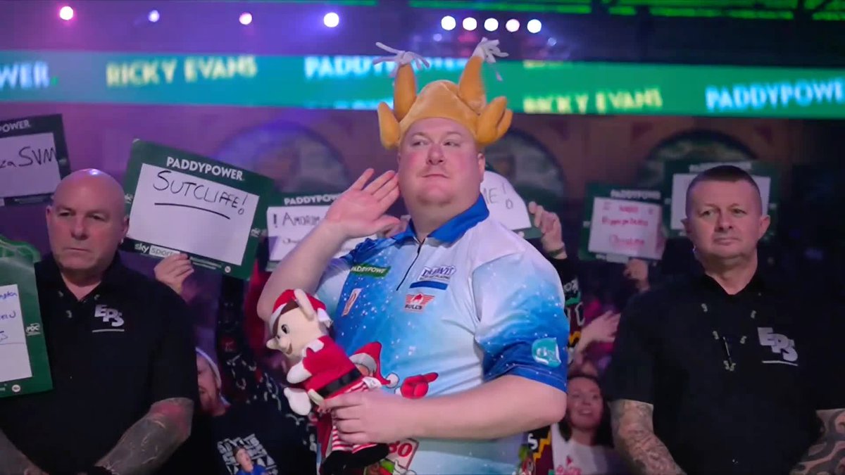 Ricky Evans, never change 🤣 Quite the festive walk-on once again from Evans! 🎄 A very Christmas-heavy walk-on for a man who claims he doesn't like Christmas 🎅 📺 #WCDarts | R2