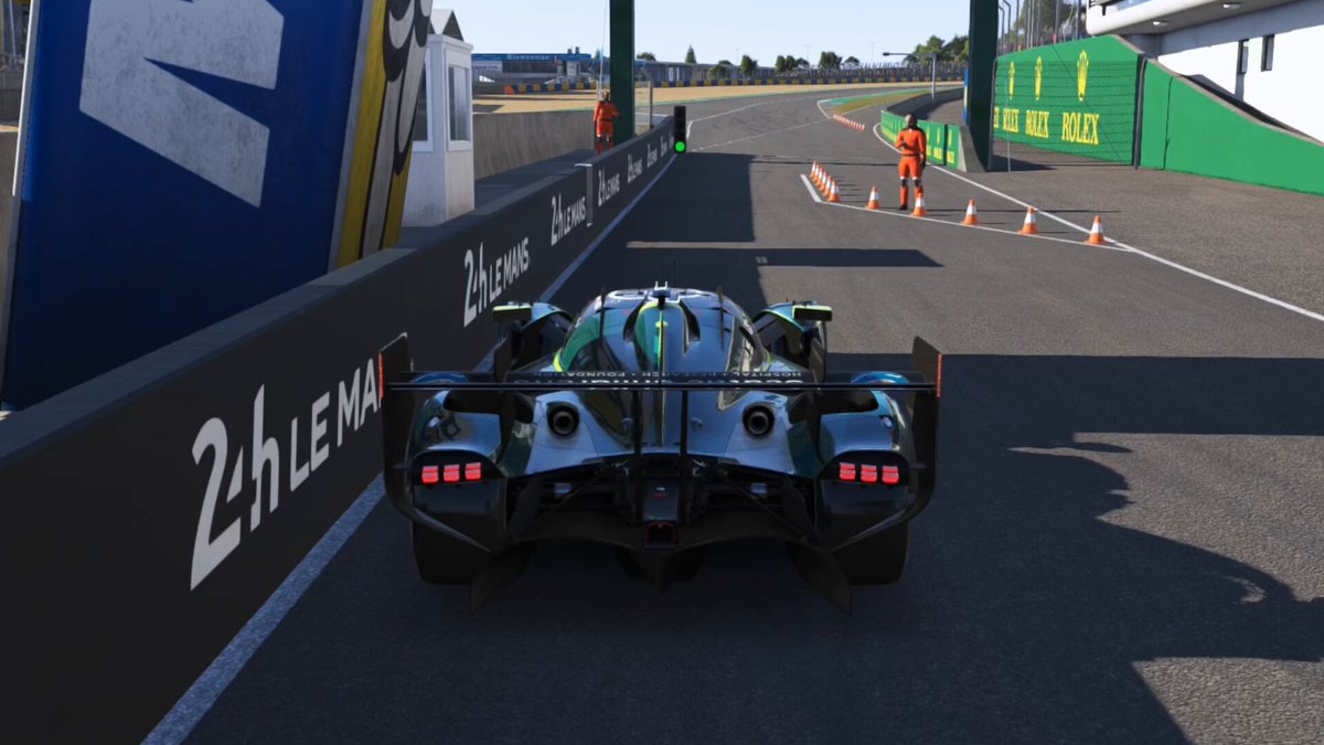 No edits. No filters. Just pure sound. 😍 Listen to the Aston Martin Valkyrie AMR-LMH carve through Sector 1 of the Circuit de la Sarthe on Le Mans Ultimate.