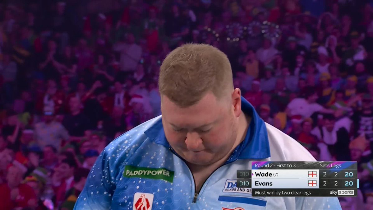 NEEDLE WITH THE REF 😤 Ricky Evans penalised for an illegal throw and leaves 5... He then returns, and gives referee Charlie Corstorphine a bit as he pins it 👀 📺 #WCDarts | R2