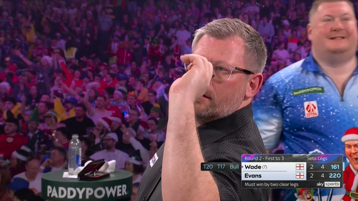 EVANS NOW ON THE BRINK!! Ricky Evans breaks the Wade throw and is now throwing for the match in a thriller! 📺 #WCDarts | R2