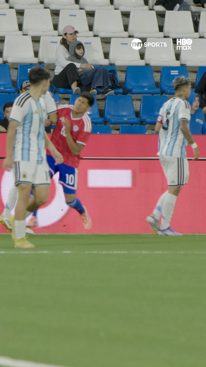 🟥🙄🇦🇷 La jugada que le valió la expulsión Argentina quedó con un jugador menos en la final de la #CopaUC2025 frente a #LaRoja, por este innecesario golpe al rival. ¿Merecía la amonestación? 🤔
