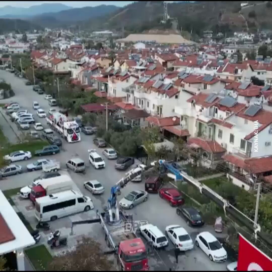 Muğla'da bir çift, düğün salonuna tır kasasındaki cam vitrin ile geldi: