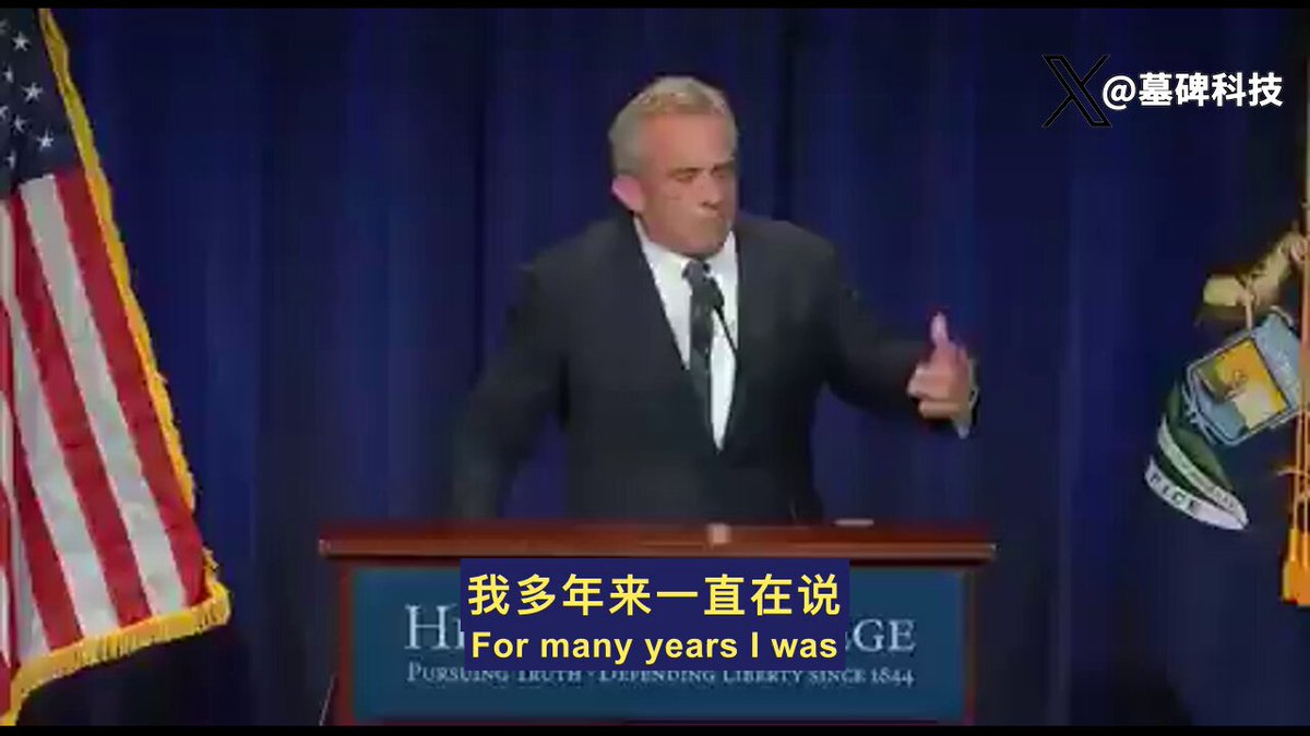 福奇，公开说小罗伯特·肯尼迪是骗子。 为什么？ 因为肯尼迪说，72种儿童疫苗，没有一种做过严格的安全测试。 所以肯尼迪把他告了。 拖了一年多，各种阻挠。 最后，福奇自己的律师团队，悄悄承认了。 肯尼迪是对的。 故事要回到2016年。 川普总统当时任命肯尼迪，负责一个疫苗安全委员会。 白宫会议上，肯尼迪当着律师的面，问福奇： 你说我撒谎，说了八年。 现在，把安全测试的研究报告拿出来。 福奇怎么说？ 他说“我没带在身上，在贝塞斯达呢，回头寄给你。” 结果呢？石沉大海。 于是肯尼迪起诉了他。 官司打了一年。 开庭前，对方律师在法院台阶上，把他们拦下，说： “是的，你说的对。我们从来就没有任何研究报告。” 还给了书面文件，白纸黑字。 你看懂了吗？ 前端，没有安全测试，省下2.5亿美元。 后端，没有营销成本，因为政府强制7800万学童每年接种。 还有比这更好的生意吗？ 这就是一场“淘金热”。 只要你的疫苗，能挤进官方推荐列表， 就是每年十亿美元的稳定收入。 我们看到了什么结果？ 1989年，疫苗计划大扩张。 也正是那一年，美国儿童的慢性病，突然大爆炸。 自闭症，从我那一代每一万人中有一个， 变成了今天，每34个孩子里就有一个。 他们到底在对我们的孩子做什么？