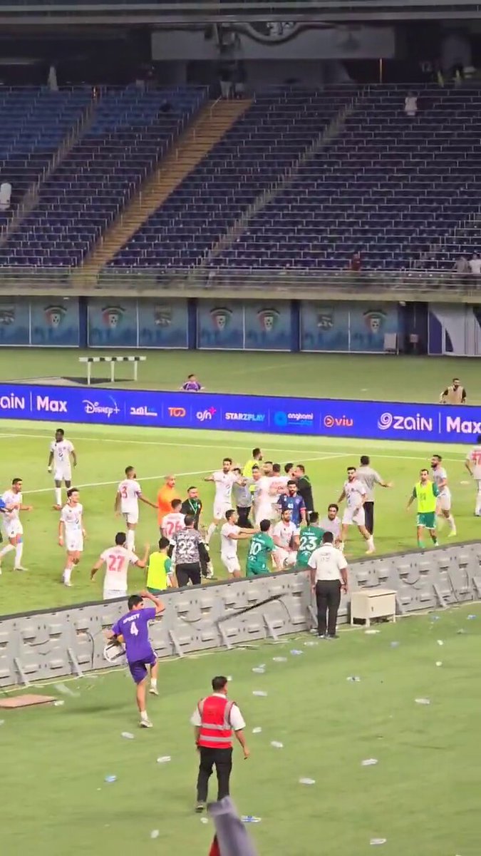 اطالب لاعبين الكويت بالهدوء وضبط النفس امام استفزازات لاعبين العربي والتمثيل المبالغ فيه جدا وادعاء الإصابات واضاعة الوقت بالتمثيل وحركات الصراخ والبكاء وترهيب الحكم شدوا الحيل وخلصوها بدون هواش رجاء .. #العربي_الكويت #الكويت_العربي