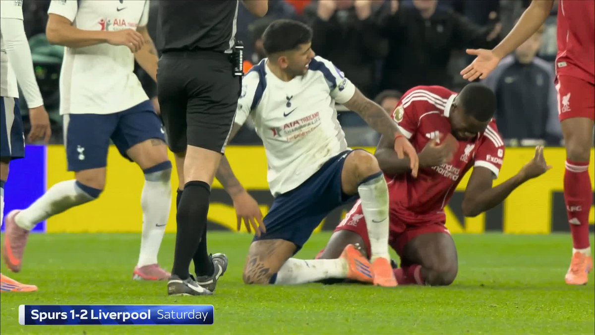 "Daft! Silly thing to do!" "If he didn't get involved in stuff like that, he'd be one of the best out there!" No sympathy for Cristian Romero from Carra! 😬