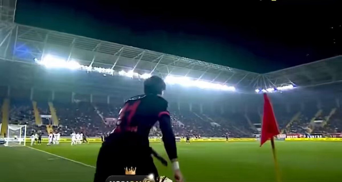 Kornere yan topa çıkamıyorsan kaleci değilsin demektir Onana aidiyet hissediyor diyen golf izleyebilir Seni kovdular zorbaladılar adamlar haklı çıktı sezon sonuna kalmadan kaleye Onuralp geçmeli