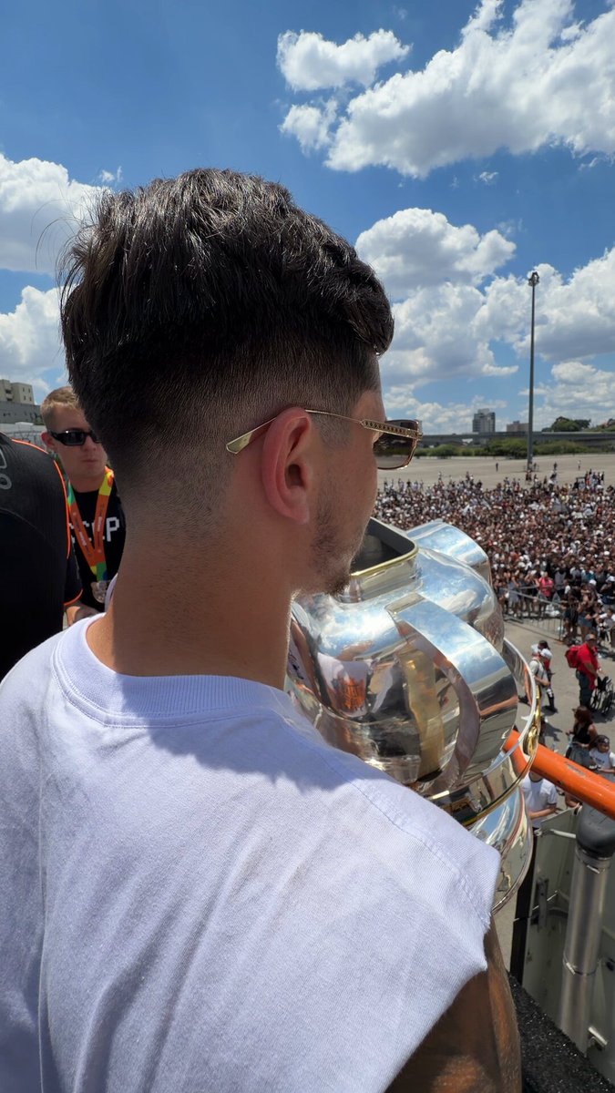 Taça pro alto! 🙌🏼🖤 #TETRAPoderosoTimão #VaiCorinthians