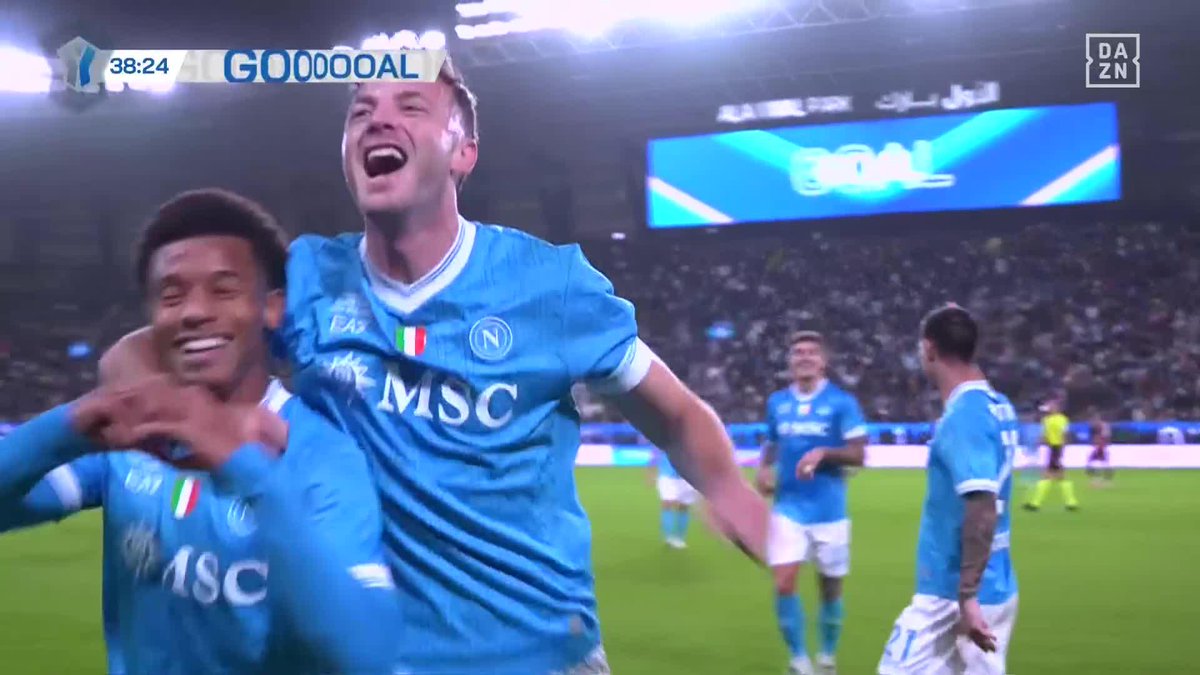 Unas roscas se comen. Esta es para mandarla a un museo 🤤😍 Qué pasada de golpeo se acaba de inventar David Neres 💥 ¡Disfruta de la #Supercoppa de Italia en #DAZN! 🏆 🇮🇹