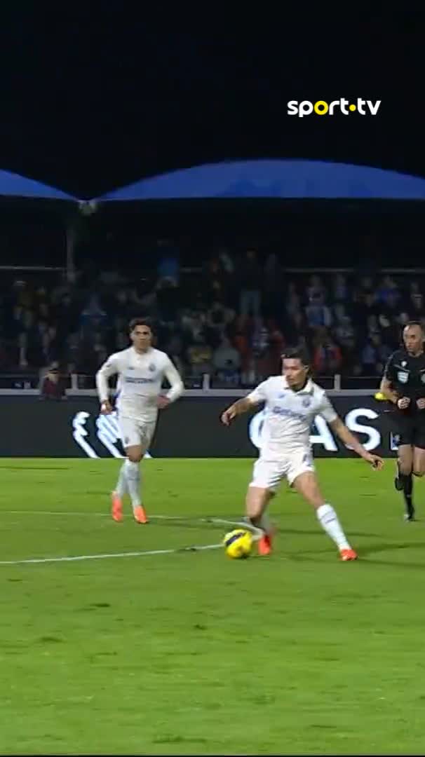 🔥🎯 Borja Sainz meteu a bola onde a coruja mora. 🦉