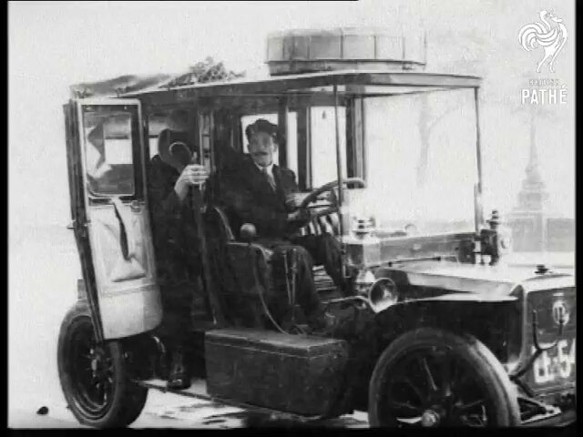 ⚠️🇮🇹 Le géant Hugo (1910). Ugo Battista est né le 21 juin 1876 à Vinadio (Cuneo) en Italie et mesurait 2,30 m pour un poids de 201 kg. Il est devenu une légende de son époque, étonnant tout le monde par sa taille et sa force incroyables.