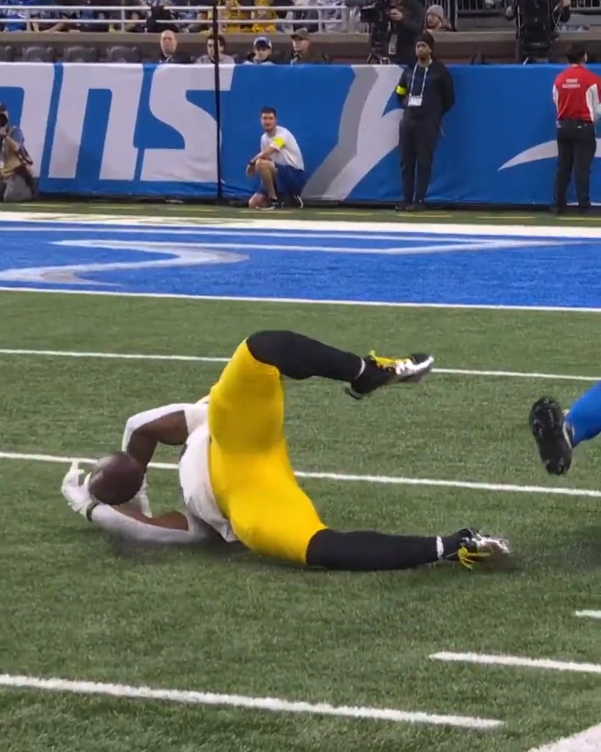 Kenneth Gainwell's acrobatic catch shifted momentum before halftime 🔥 @Steelers | Accenture