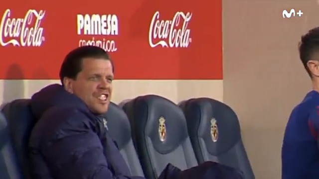 Nah es que es el mejor jajajajajajaja el tio metiendo en mitad del partido los algodones estos para la nicotina y se la pela JAJAJAJAJAJAJAJAJAJA