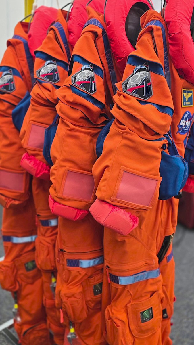 Countdown tests during the weekend! The Artemis II astronauts have been putting in hours over the weekend, practicing all the steps leading up to the launch of their upcoming mission around the Moon โ including suit up.