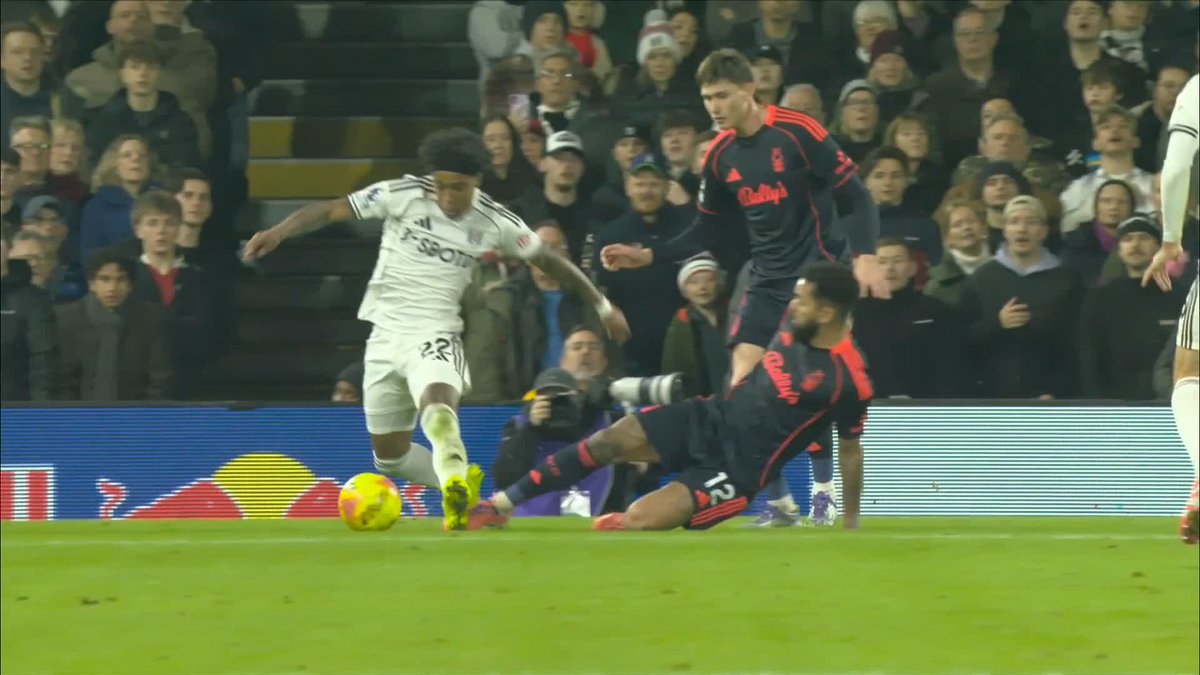🗣️ "How that is different, I don't know" Jamie Carragher believes the Fulham penalty decision was harsh and compares it to the Everton penalty appeal against Arsenal 🤔