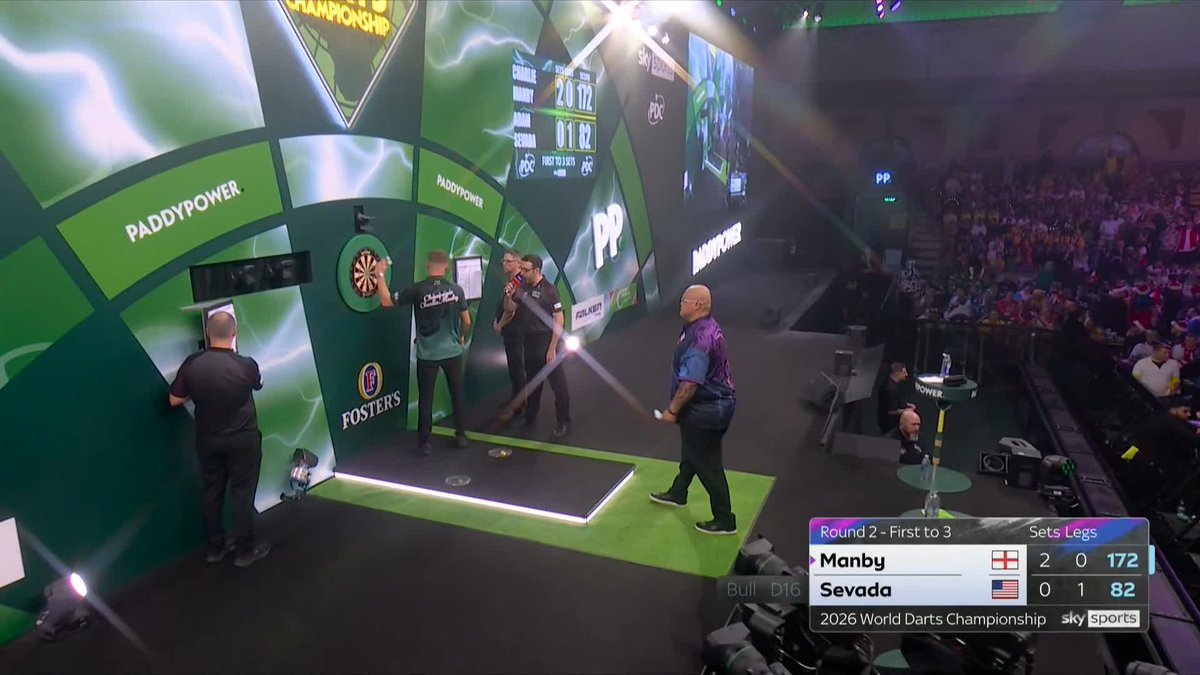 114 FINISH FROM MANBY!! That's a beauty from the young lad from Huddersfield as he squares up set three. 📺 #WCDarts | R2