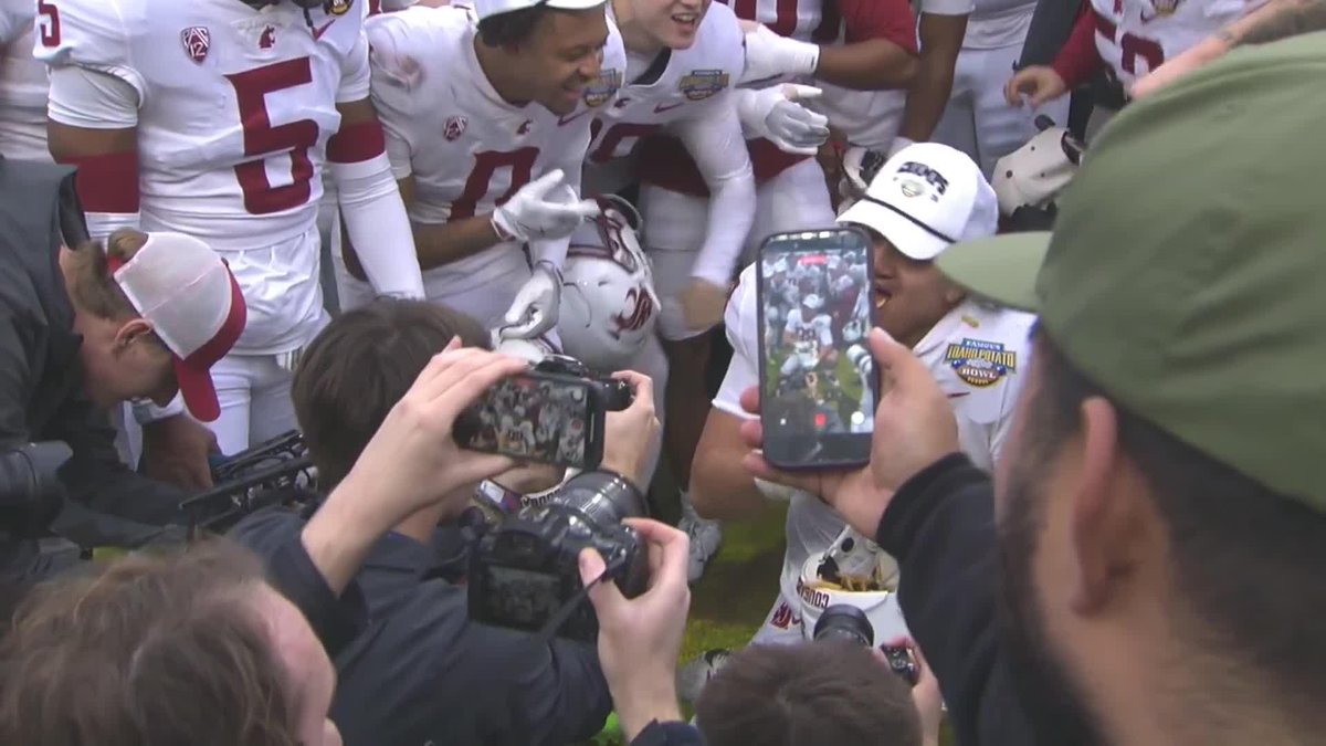 Now THAT is how you celebrate winning the Famous FamousID Potato Bowl! 🍟😆 CC: Malaki Ta'ase #GoCougs
