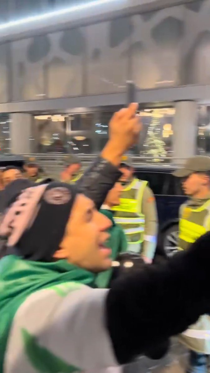 🔴🔴|| تحولت بعض جماهير المنتخب الجزائري 🇩🇿 إلى عصابة من المشاغبين الصبيانيين 👇👇 يقف هؤلاء في عمق الليل، يصرخون بمكبرات الصوت، يزعجون كل من في الفندق، وكأن الفندق ملكهم وحدهم، وكأن بقية المقيمين بالفندق مجرد عبيد يجب أن يتحملوا صخبهم المزعج. أي حماس هذا الذي يُصنع من قلة الأدب والغباء الجماعي؟! هذا ليس دعما للمنتخب، بل إساءة متعمدة للضيافة المغربية، وإهانة لكرامة الجميع، ودليل دامغ على أن بعض الجماهير لا تزال تعيش في عقلية السبعينيات، حيث يُعتقد أن الصوت العالي يعوض الضعف الرياضي والأخلاقي. فتحية إجلال وتقدير للأمن المغربي الذي وقف كالجبل، بكل رزانة ومهنية، يتحمل هذا السفه والاستفزاز دون أن يفقد أعصابه... هؤلاء 🇩🇿 صراحة ما زالوا يتخبطون في وحل الجهل والتخلف. عار عليكم يا من تُسيئون إلى بلدكم قبل أن تُسيئوا إلى #المغرب ! #CAN2025 #ACON2025 #Morocco2025